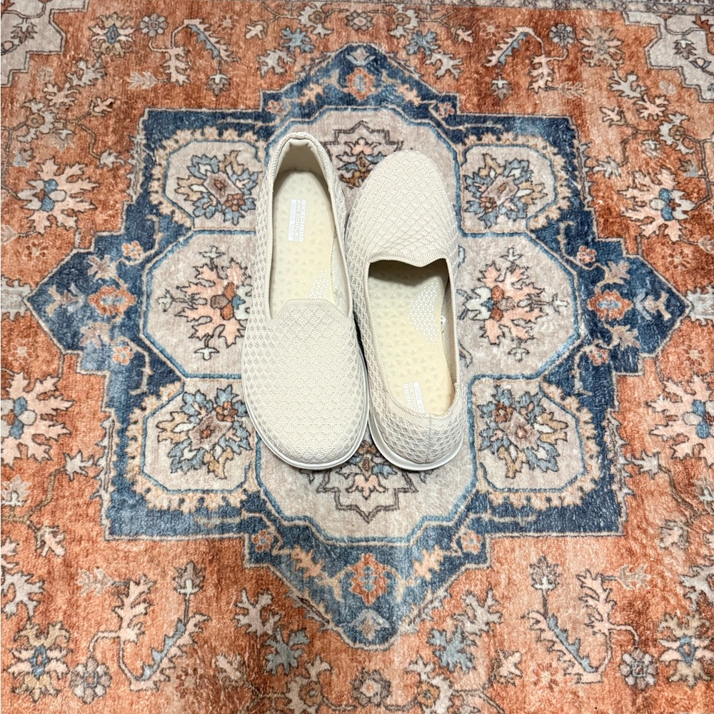 Skechers Cream Textured Slip-On Goga Shoes Women’s Size 11